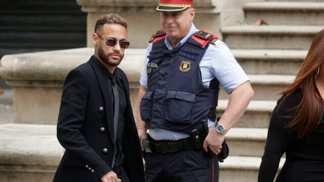 El jugador del PSG Neymar (i) sale de la Audiencia de Barcelona donde este lunes ha empezado el juicio por el fichaje de Neymar por el FC Barcelona en 2013, por el que se sentarán en el banquillo el internacional brasileño, sus padres y los expresidentes del club azulgrana Josep Maria Bartomeu y Sandro Rosell, por presuntas irregularidades en la operación.EFE/Quique García