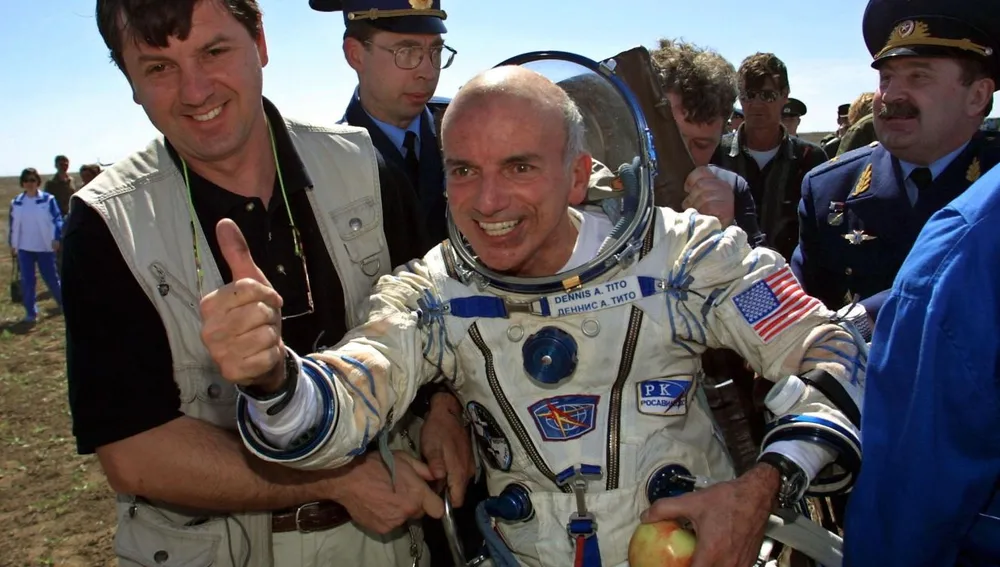 Dennis Tito tras aterrizar en la tierra después de su viaje al espacio en 2001.