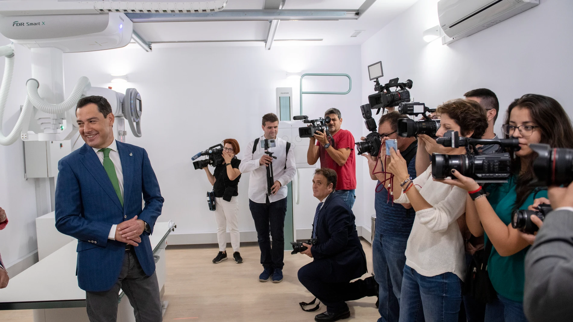El presidente andaluz, Juanma Moreno, en un Centro de Salud en la localidad de Andújar en Jaén