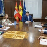 El presidente de la Junta de Castilla y León, Alfonso Fernández Mañueco, recibe a la alcaldesa de Segovia, Clara María Martín García, junto a la consejera González Corral