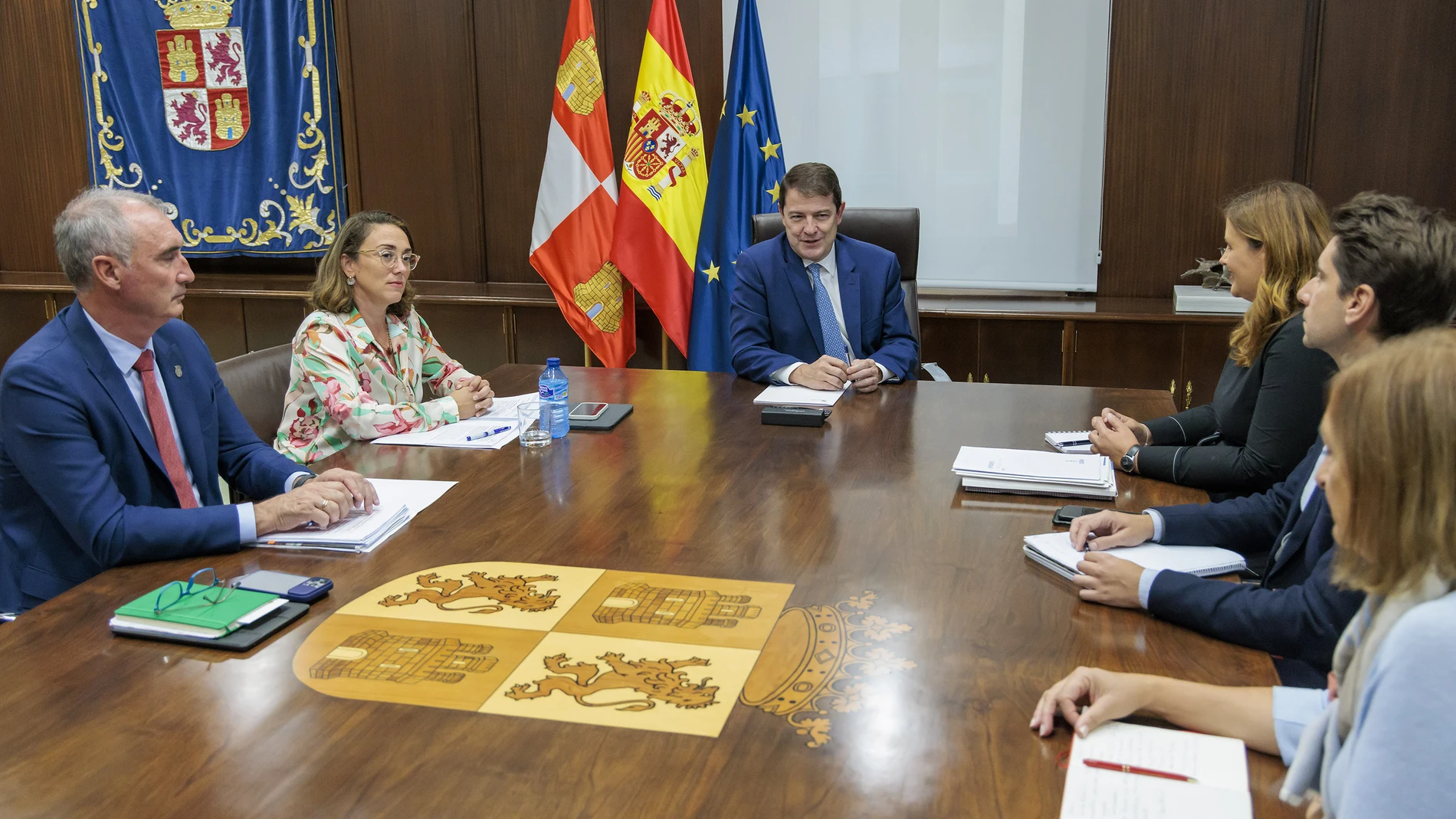 El presidente de la Junta de Castilla y León, Alfonso Fernández Mañueco, recibe a la alcaldesa de Segovia, Clara María Martín García, junto a la consejera González Corral