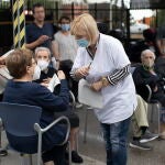 Una profesional sanitaria atiende a personas que se disponen a vacunarse contra la covid en Barcelona