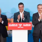 El presidente del Gobierno, Pedro Sánchez, y los expresidentes socialistas José Luis Rodríguez Zapatero y Felipe González