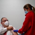El consejero de Sanidad, Alejandro Vázquez, recibe la vacuna antigripal, en el marco de la campaña autonómica 2022 de vacunación sistemática frente a la gripe