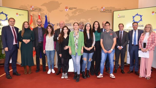 Foto de familia del consejero Jesús Julio Carnero y la delegada territorial de la Junta en León, Ester Muñoz, con los premiados