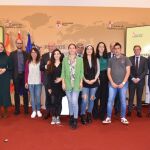 Foto de familia del consejero Jesús Julio Carnero y la delegada territorial de la Junta en León, Ester Muñoz, con los premiados