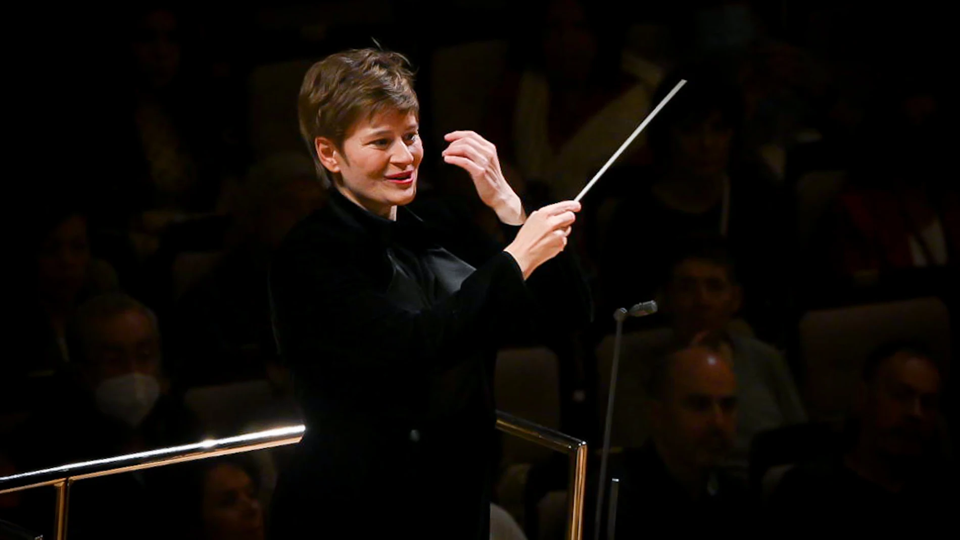 Anja Bihlmaier ha tomado el relevo de Pablo Heras-Casado en el podio de la Orquesta y Coro Nacionales (OCNE) como responsable del 4º programa de abono del conjunto.