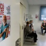 Un paciente recibe una dosis de la vacuna antigripal cuando empezó a administrase a la población mayor de 60 años de forma conjunta a la cuarta dosis frente al covid-19 en el Centro de Salud Alameda de Osuna, en Madrid