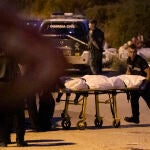 Un funerario traslada el cuerpo de un joven de 21 años que ha muerto este lunes en Puerto de Mazarrón. Ya se ha detenido el acusado