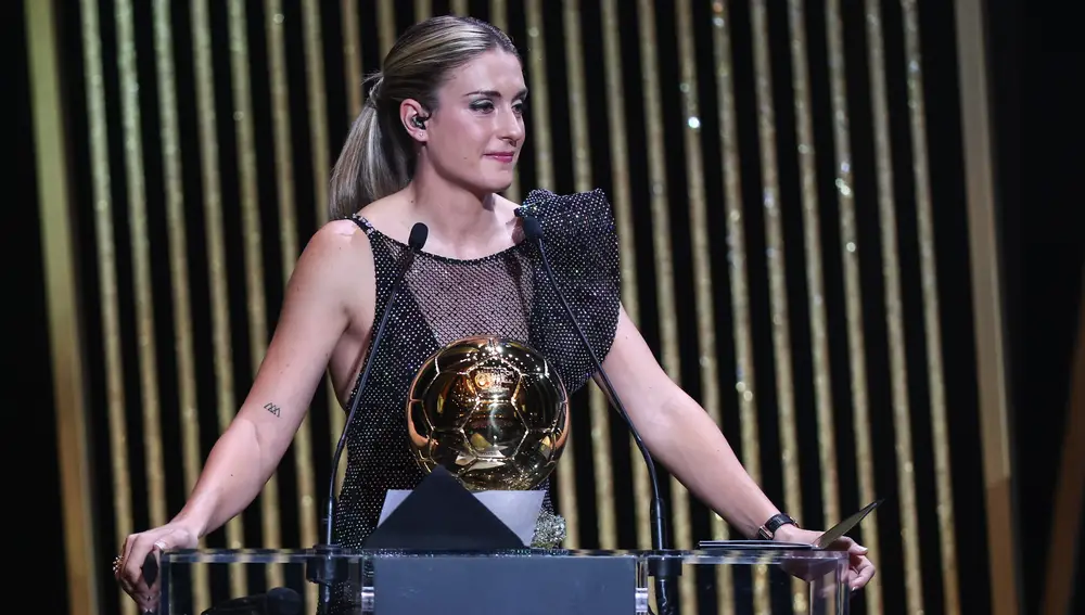 Paris (France), 17/10/2022.- Alexia Putellas of FC Barcelona addresses the audience after winning the Women's Ballon d'Or Trophy during the Ballon d'Or ceremony in Paris, France, 17 October 2022. For the first time the Ballon d'Or, presented by the magazine France Football, will be awarded to the best players of the 2021-22 season instead of the calendar year. (Francia) EFE/EPA/Mohammed Badra