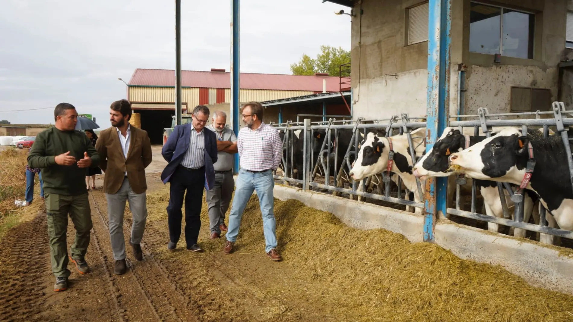 Juan García-Gallardo y Gerardo Dueñas durante su visita a la explotación de vacuno de leche "El Cantón" en Pollos (Valladolid)
