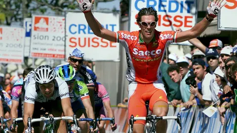 Mario Cipollini, en uno de los cientos de esprints que ganó en su carrera
