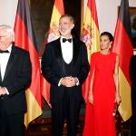 BERLÍN (ALEMANIA), 17/10/2022.- Los reyes Felipe VI (2i) y Letizia (2d) posan junto al presidente de la República Federal de Alemania, Frank-Walter Steinmeier (i) y su mujer Elke Büdenbender, a su llegada a la cena en honor a los monarcas españoles celebrada este lunes en Berlín (Alemania) con motivo de la visita de Estado a Alemania en la que, a lo largo de tres días, los reyes de España desarrollarán una apretada agenda institucional y cultural y pondrán de manifiesto la buena sintonía de ambos países. EFE/ Juanjo Martin