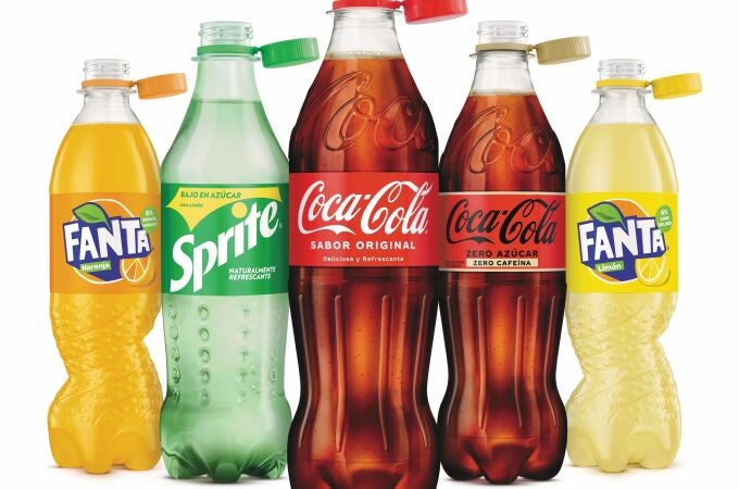Botellas de productos de Coca-Cola con el tapón adherido