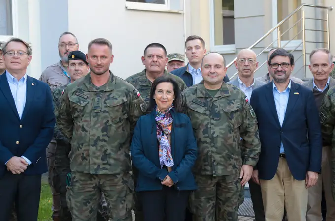 Robles visita en Polonia el centro que gestiona el armamento que España envía a Ucrania