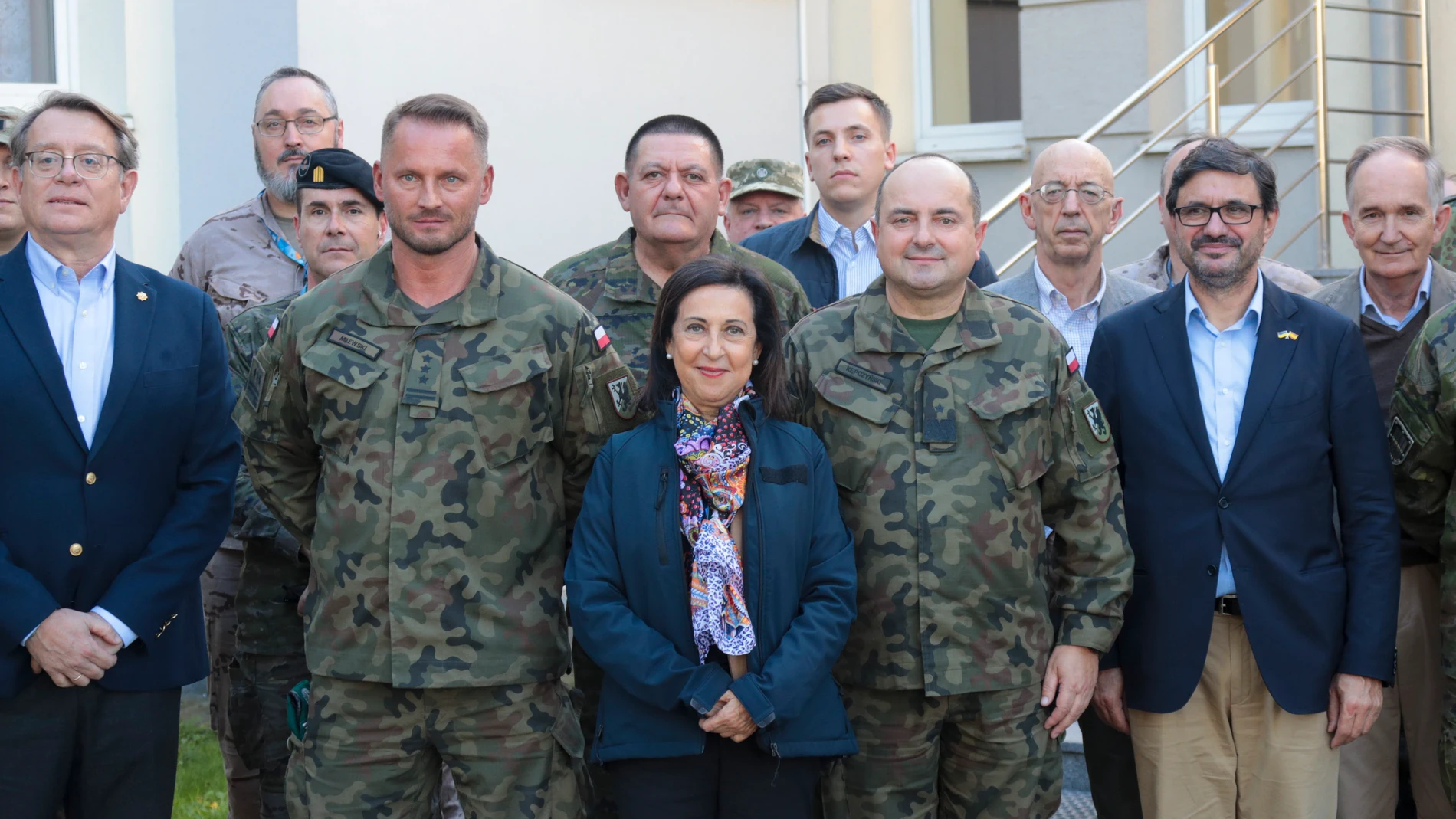 Margarita Robles, con algunos de los militares que trabajan en el centro logístico de Polonia