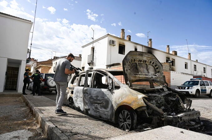 La Guardia Civil investiga el incendio intencionado de una vivienda y un vehículo registrado esta madrugada en Salar (Granada) y vinculado al enfrentamiento previo de dos familias. EFE/Miguel Ángel Molina