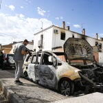 La Guardia Civil investiga el incendio intencionado de una vivienda y un vehículo registrado esta madrugada en Salar (Granada) y vinculado al enfrentamiento previo de dos familias. EFE/Miguel Ángel Molina