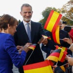 BERLÍN (ALEMANIA), 17/10/2022.- El rey Felipe VI (c) y la reina Letizia junto a Elke Büdenbender (i), mujer del presidente alemán Frank-Walter Steinmeier (d), este lunes. Los reyes comienzan este lunes una visita de Estado a Berlín, adonde llegaron ya en la tarde del domingo, que les llevará además a Fráncfort, donde inaugurarán la Feria del Libro, en la que España es este año el país invitado de honor. EFE/ Juanjo Martín