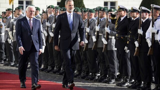 German President Frank-Walter Steinmeier, left, welcomes King Felipe VI of Spain with military honors in front of Bellevue Palace in Berlin, Germany, Monday, Oct. 17, 2022. The Spanish royal couple is in Germany for a three-day state visit. (Bernd von Jutrczenka/dpa via AP)