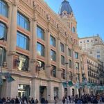 Fachada del edificio de El Corte Inglés adquirido en Barcelona por Redevco