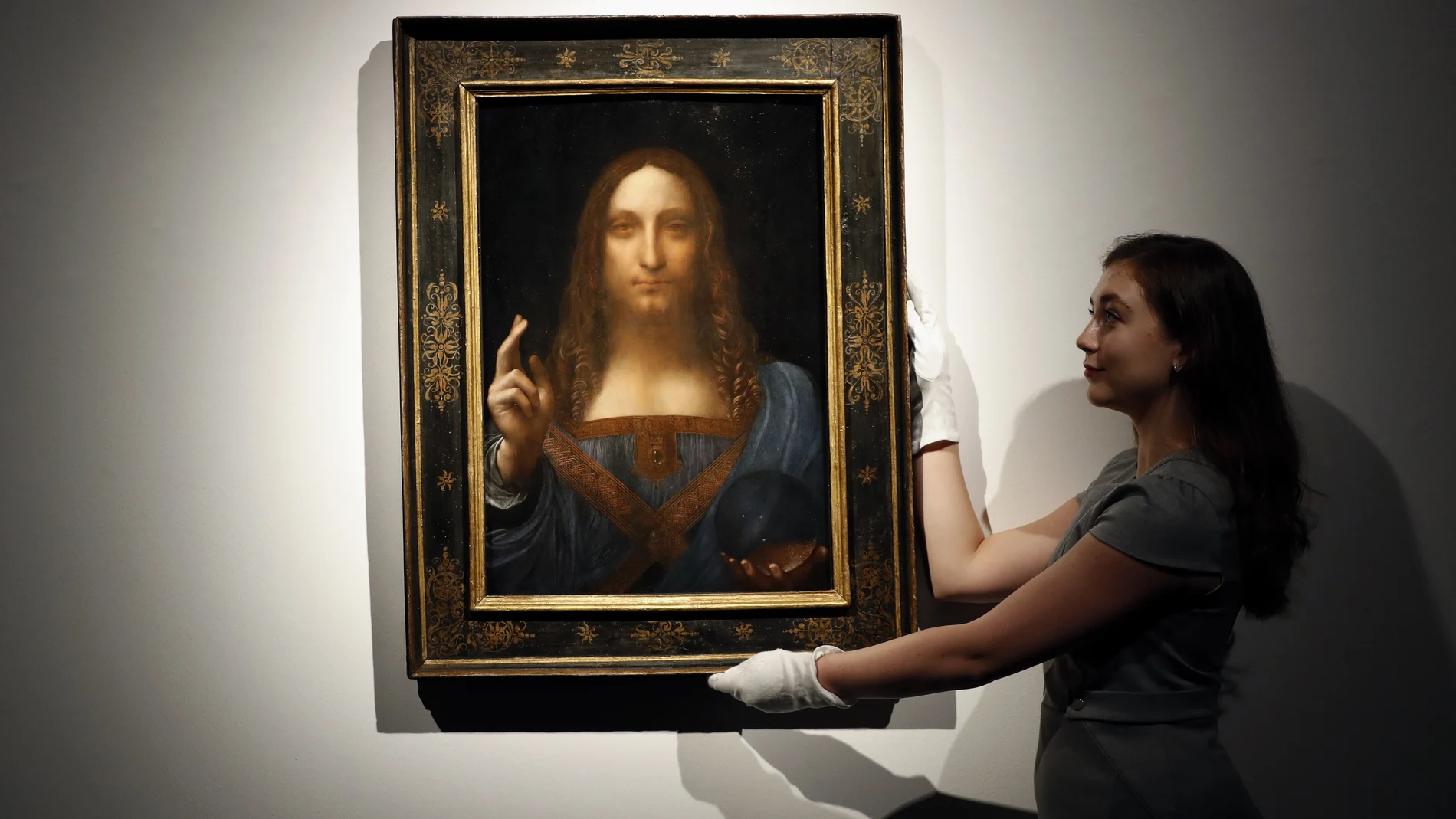 El «Salvator Mundi» durante la subasta de Christie’s (AP Photo/Kirsty Wigglesworth, File)