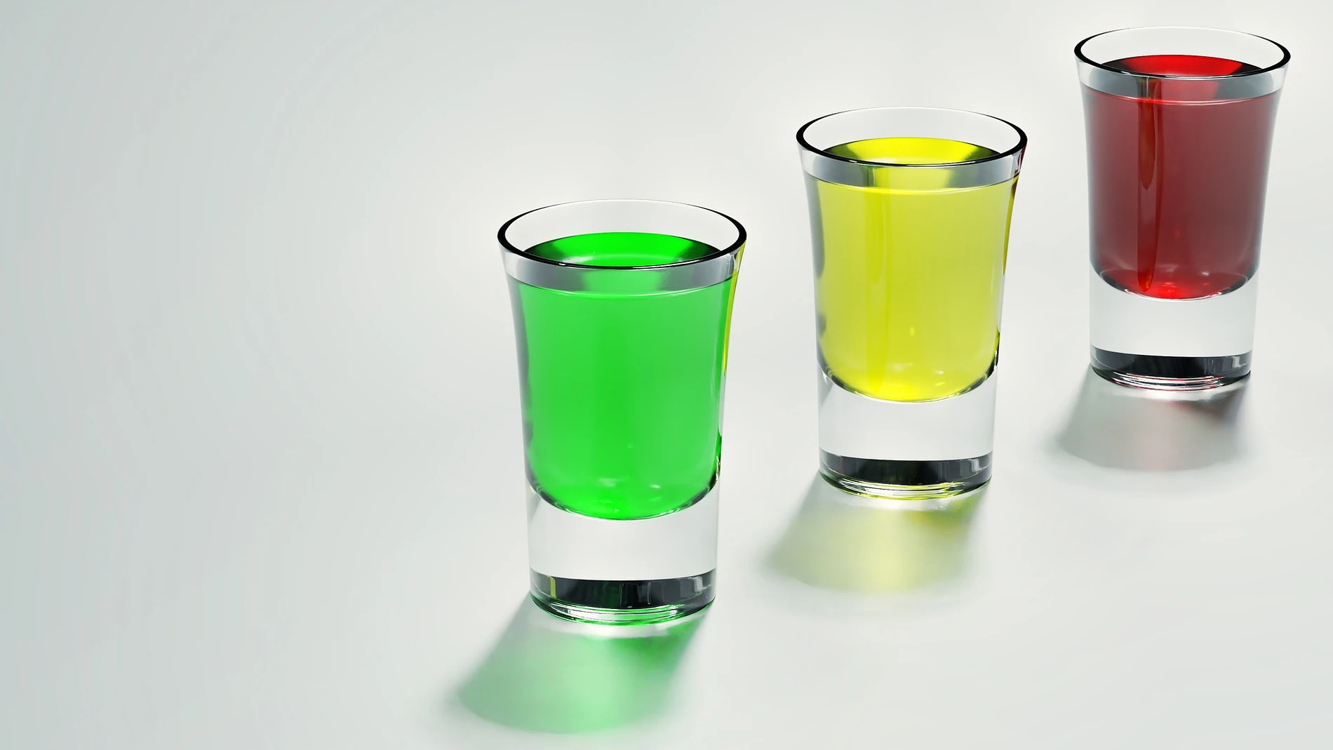 Tres vasos de chupito de distintos colores | Fuente: MasterTux / Pixabay