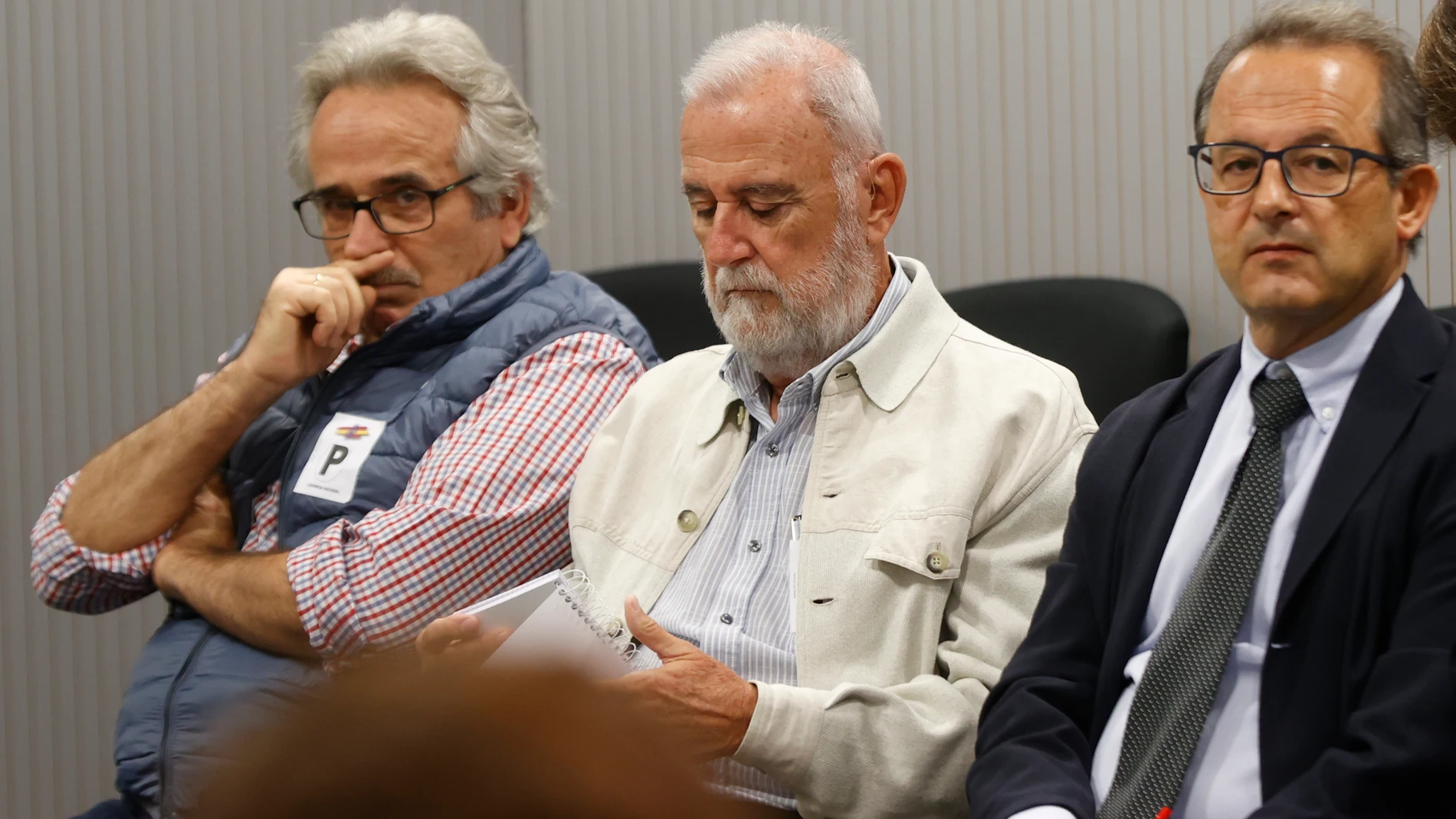 Torrijos, en el centro, y Joaquín Peña, a la derecha. EFE/ Javier Lizón POOL