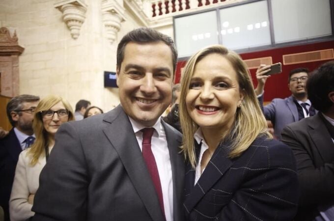 Juanma Moreno y Maribel Sánchez, en la sede del Parlamento andaluz tras ser reelegido presidente de la Junta de Andalucía