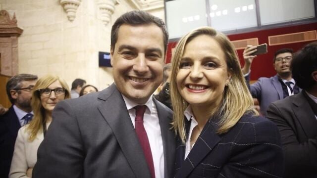 Juanma Moreno y Maribel Sánchez, en la sede del Parlamento andaluz tras ser reelegido presidente de la Junta de Andalucía