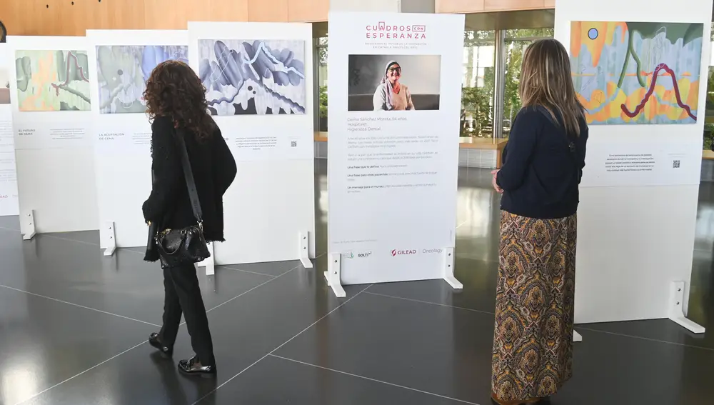 Inauguración de la exposición "Cuadros con Esperanza"