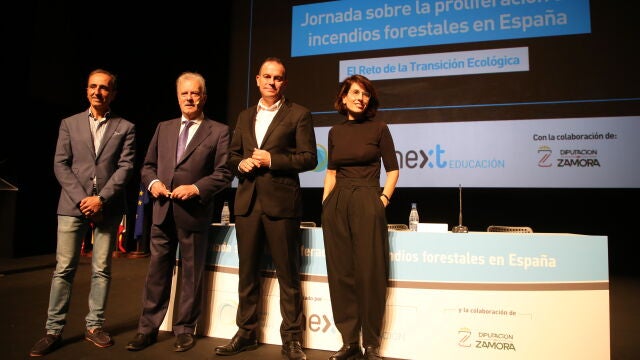 El presidente de la Diputación de Zamora, Francisco José Requejo, inaugura la ‘Jornada sobre la proliferación de incendios forestales en España’, organizada por la Institucióin provincial junto a Next Education, en colaboración con la European Climate Foundation, junto a Manuel Campo Vidal y Miriam Zaitegui-Pérez