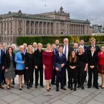 El nuevo Gobierno sueco (12 hombres y 11 mujeres) posa frente al Parlamento en Estocolmo