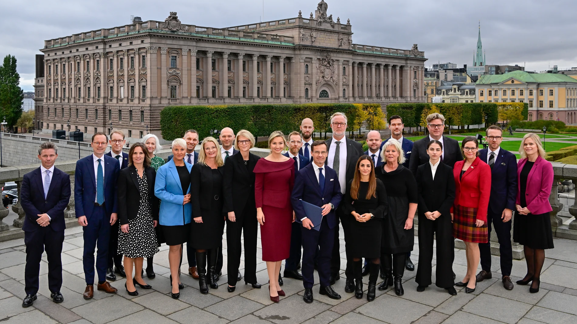 El nuevo Gobierno sueco (12 hombres y 11 mujeres) posa frente al Parlamento en Estocolmo