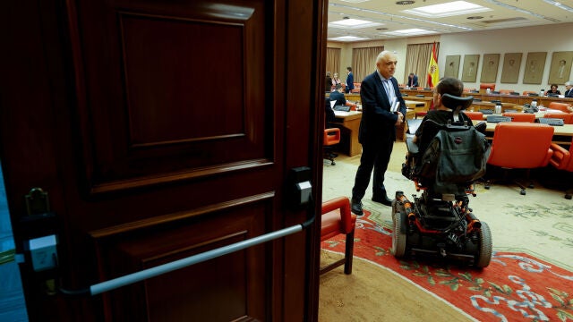 El portavoz de Unidas Podemos en el Congreso, Pablo Echenique (de espaldas), conversa con Rafael Simancas (i), del PSOE, durante la Junta de Portavoces que se celebra, este martes, en el Congreso de los Diputados. EFE/ Javier Lizón