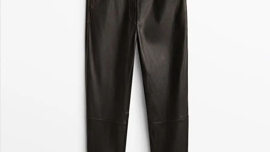 Pantalón negro piel napa, de Massimo Dutti