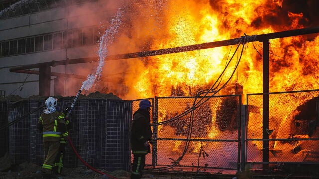 Loas fuerzas de salvamento tratan de apagar las llamas de un edificio de la capital ucraniana, después de ser atacado por drones "suicidas" rusos de fabricación iraní