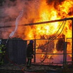 Loas fuerzas de salvamento tratan de apagar las llamas de un edificio de la capital ucraniana, después de ser atacado por drones "suicidas" rusos de fabricación iraní