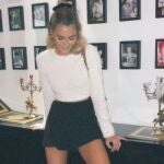 Anna Padilla con falda pantalón y botas altas