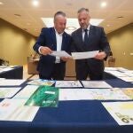 El presidente de las Cortes, Carlos Pollán, y el presidente de Asaja, Donaciano Dujo, con los trabajos premiados