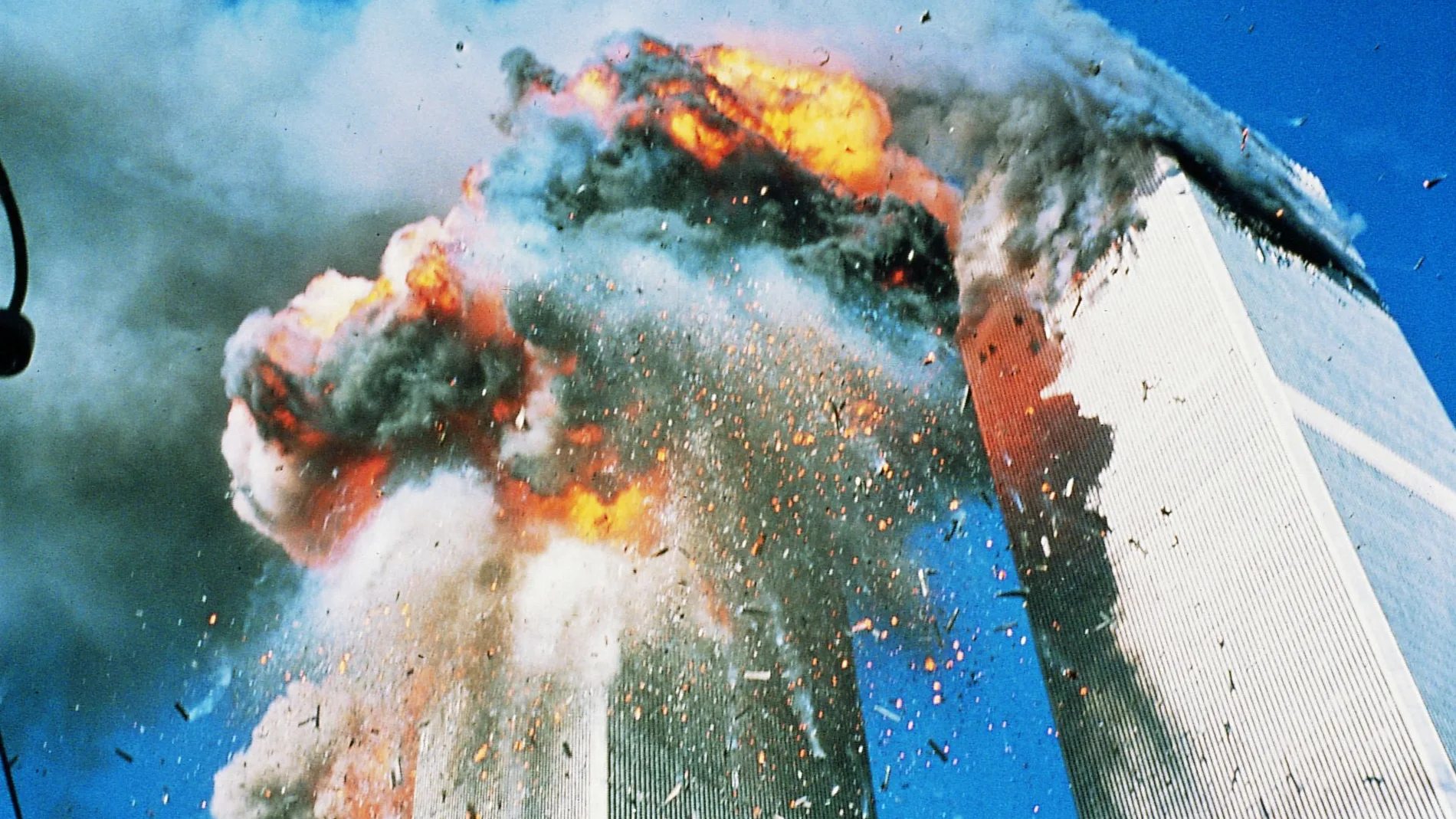 11-S Momento en que uno de los aviones impactan contra el World Trade Center de Nueva York