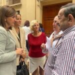 La portavoz del PP, María José Catalá, conversa con los vecinos
