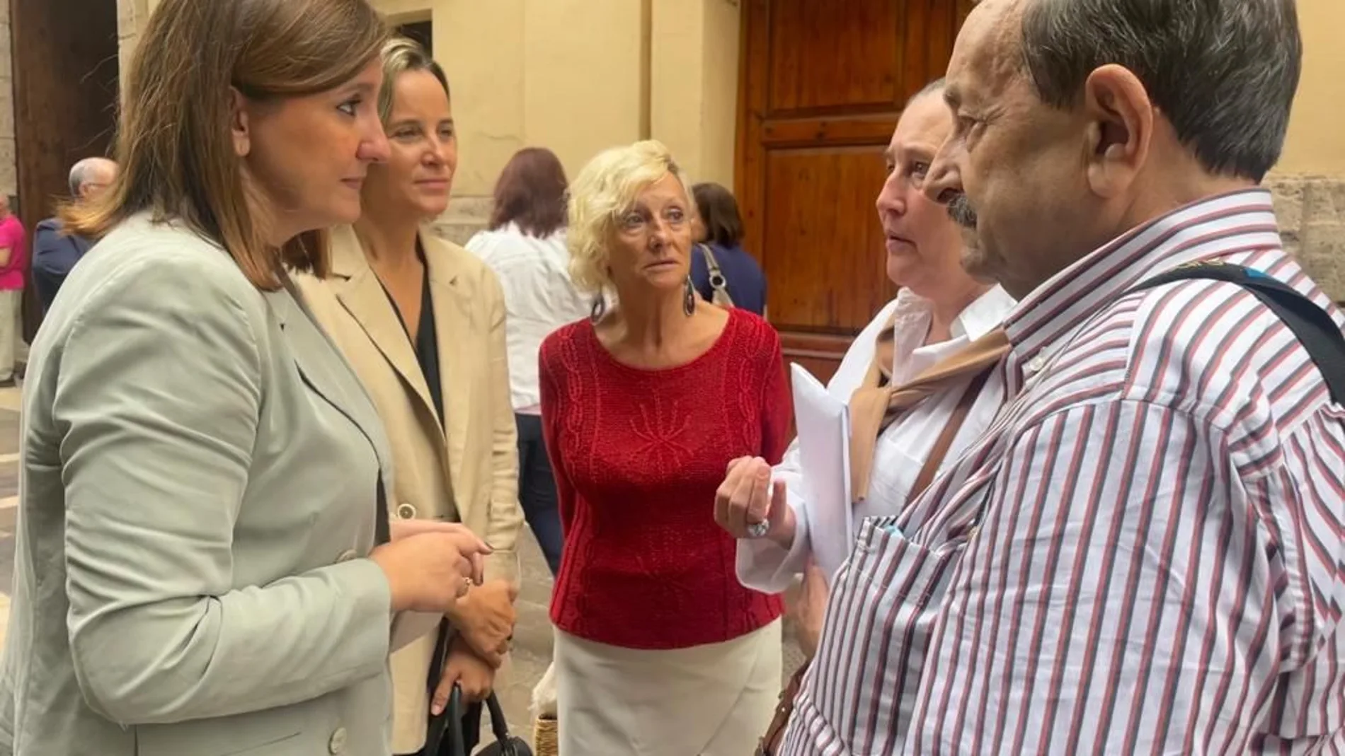 La portavoz del PP, María José Catalá, conversa con los vecinos