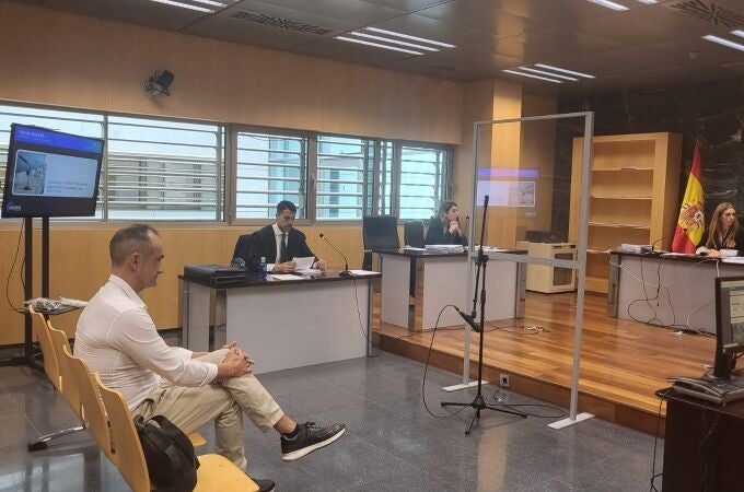 Cosme Prenafeta antes de comenzar la vista oral en el Juzgado de lo Penal 4 de Almería. EUROPA PRESS