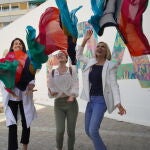 Alejandra Cano, Ruth y Judit Mascó, madrina de la iniciativa, lanzan al aire el diseño de este año del Pañuelo Solidario