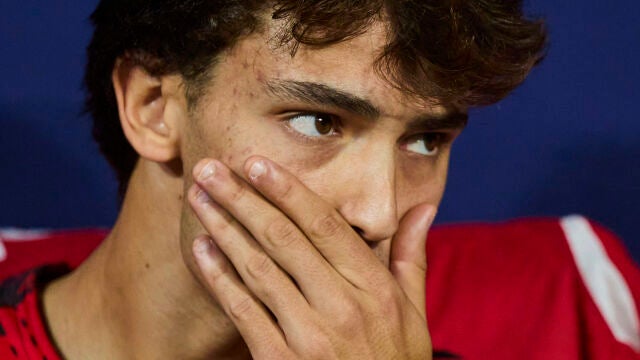 Joao Félix en el banquillo.