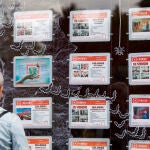 Un hombre mira anuncios en el escaparate de una inmobiliaria