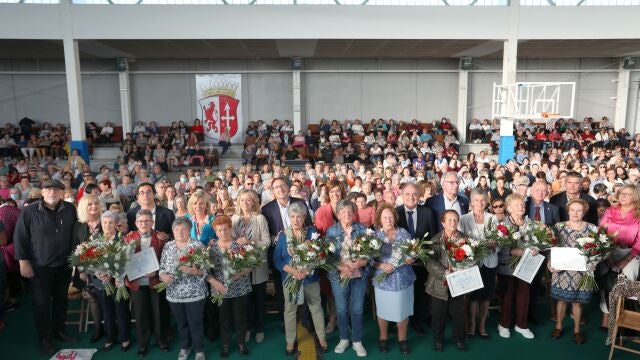Foto de familia de Armisén con las homenajeadas y otras autoridades en el acto del Día de la Mujer Rural celebrado en Osorno