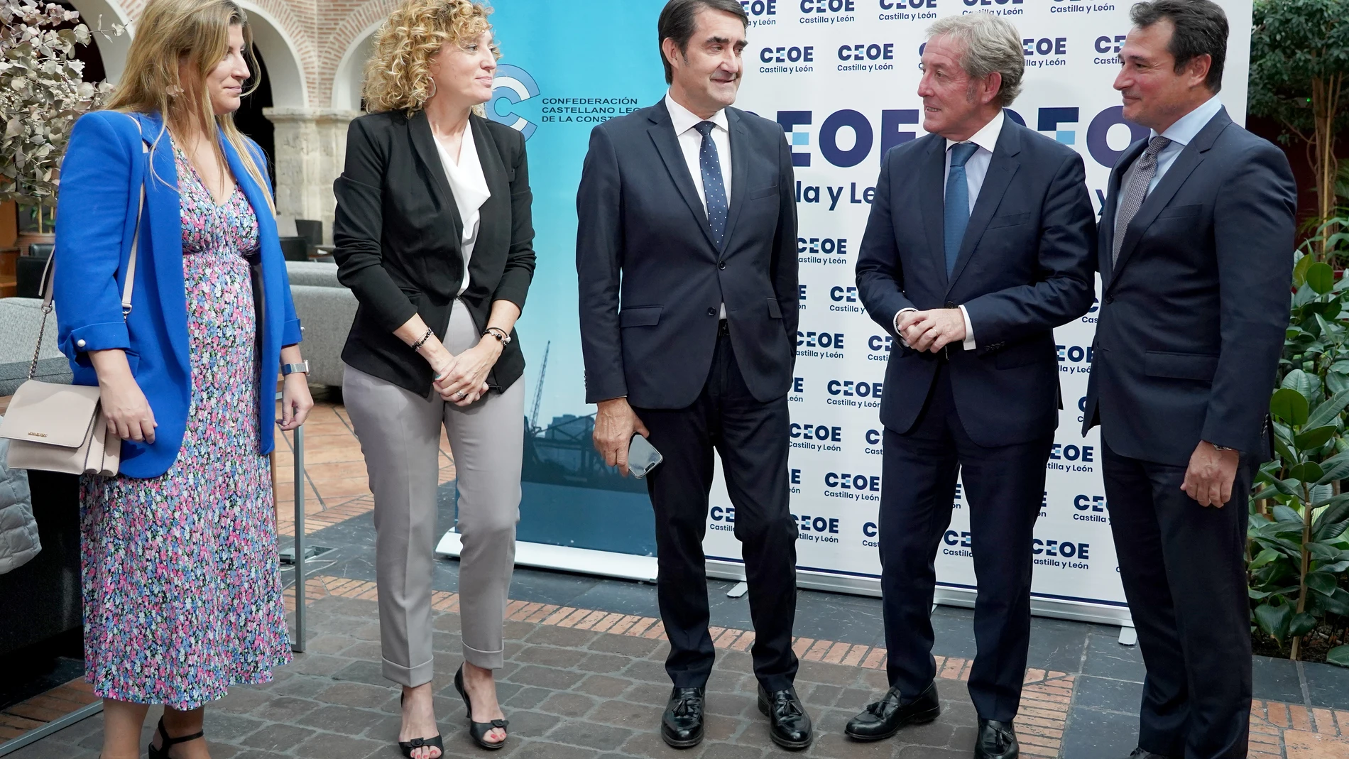 El consejero de Medio Ambiente, Vivienda y Ordenación del Territorio, Juan Carlos Suárez-Quiñones, y el presidente de la Comisión de Vivienda, Urbanismo y Construcción de CEOE Castilla y León, Javier Vega, participan en la jornada