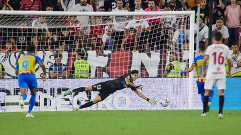 Bono, en el momento en el que detuvo el penalti de Gayá cuando el partido terminaba